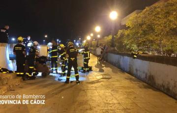 Los bomberos rescatan a un hombre en la zapata de la muralla de San Carlos.