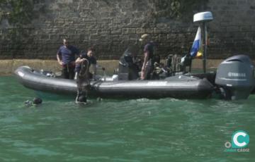 Un equipo de buzos recoge residuos por la zona de la Alameda 