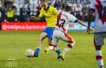 El Cádiz pierde de forma contundente en su visita a Vallecas.