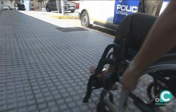 Una de las participantes en la actividad durante la subida a una rampa 