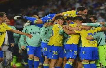 Los jugadores del Cádiz celebran la victoria 