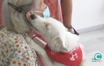 Thai durante su visita en el Centro de día Santa María del Mar