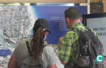 Dos visitantes en la Oficina Municipal de Turismo de Canalejas 