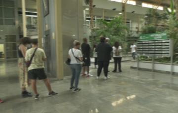 Imagen de las colas para vacunarse en el edificio Melkart 