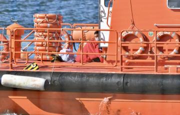 Trasladan al puerto de Cádiz a nueve varones rescatados de una patera al oeste de Cabo Roche