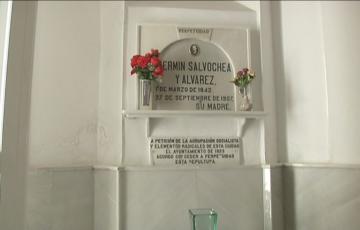 Ofrenda floral ante la tumba de Salvochea