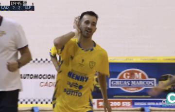 Kike Rodríguez celebra el tercer tanto de los amarillos 