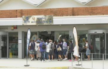 Un grupo de cruceristas entran en la Terminal de Cruceros de Alfonso XIII de Cádiz