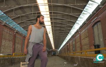 El bailaor Eduardo Guerrero ensaya en los antiguos depósitos de tabaco.