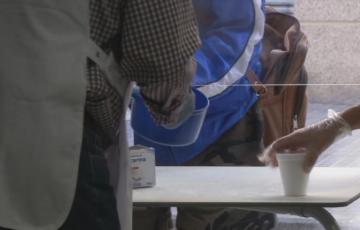 Calor en La Noche cumple cinco años repartiendo desayunos a las personas sin hogar