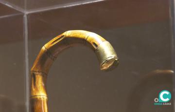 El icónico bastón de Antonio Machado luce expuesto en el Centro Fundación Unicaja de Cádiz 