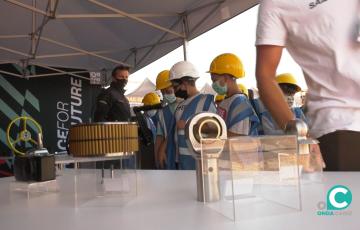 Alumnos del Colegio Carlos III durante su visita a los angares de la SailGP