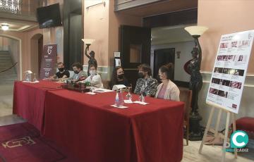 La concejala de Cultura, Lola Cazalilla, junto a algunos de los artistas que participan en el festival 