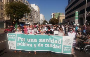 La Marea Blanca sale a la calle en defensa de la sanidad pública y los puestos de trabajo del personal sanitario.