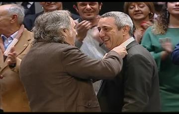 Imposición del antifaz de oro a Francisco Sibón 