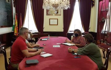 El Ayuntamiento cede a Cruz Roja una vivienda para jóvenes que han sido menores tutelados por la Administración.