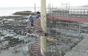 Obrero trabajando en la escalera de caracol