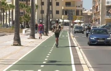 Patinete circula por el carril bici
