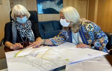 Teófila Martínez y la delegada territorial de Fomento