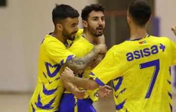 Mario Santiago celebra uno de los tantos (Foto: CádizCF Virgili)