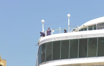 Trabajadores del metal en un crucero en el astillero