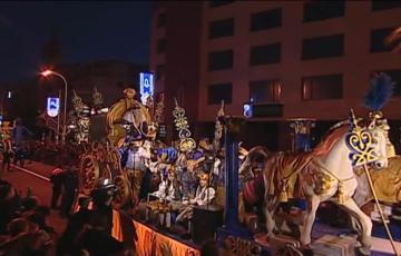 La carroza del Rey Melchor en su recorrido por la Avenida principal de Cádiz