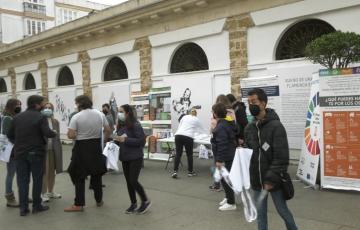 Miembros de Feproami desplegando su campaña 'Ponle freno al plástico? en el Mercado Central