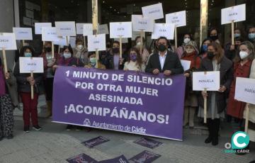 Tas la lectura del manifiesto se ha guardado un minuto de silecio por todas las víctimas de violencia de género