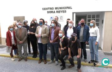 Foto de familia en la inauguración del nuevo centro municipal ubicado en la calle Dora Reyes