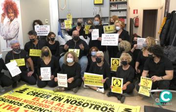 Un momento del encierro de los propietarios de peluquerías en la capital