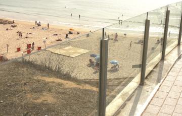 Adjudicada la instalación de la barandilla del paseo marítimo