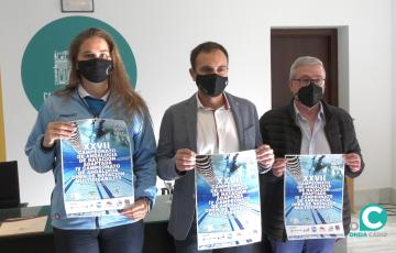 El concejal de deportes del Ayuntamiento de Cádiz, José Ramón Páez, junto a Juan Luis Arévalo (Presidente) y Carolina Pozo (Directora técnica), del Nadagades