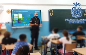 Policía explicando en una clase de Primaria