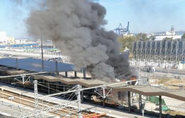 Fuego en las proximidades de la vía del tren.