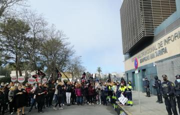 Protestas frente a la patronal.
