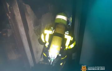 Bomberos intervienen en el incendio