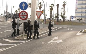 Antidisturbios en la rotonda de acceso al puente
