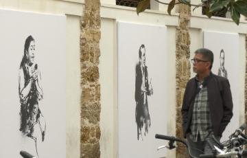 La exposición 'Sueño de una fiesta flamenca' luce en el exterior del Mercado de Abastos