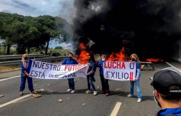  Varias trabajadoras se fotografían en el incendio provocado por parte de la plantilla de la factoría de Airbus de Puerto Real.