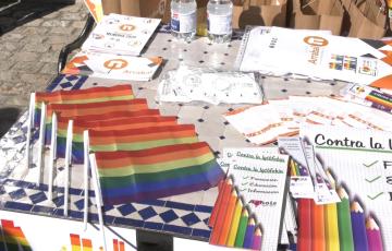 Uno de los expositores en el patio de la facultad