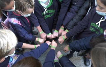 Alumnado del Argantonio con las pulseras solidarias