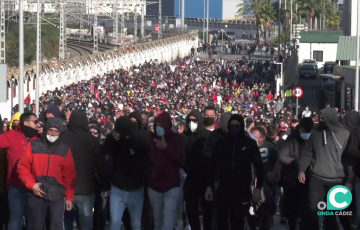 La manifestación a su paso por la avenida de la Independencia.