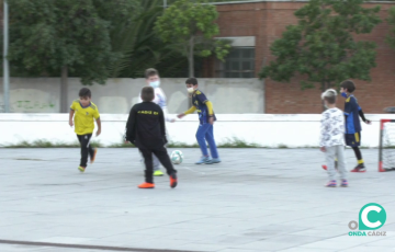 Fútbol en la plaza de la Aviación.