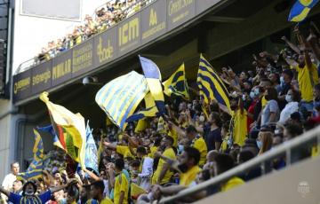 En la grada amarilla.