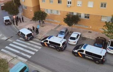 Furgones de policía desplegados en el Río San Pedro