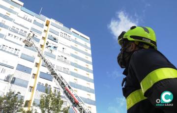 Uno de los efectivos durante las prácticas realizadas esta mañana en la calle Brigadier Tofiño
