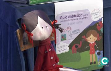 Pepuka, la protagonista de la guía también ha visitado  el Colegio Reyes Católicos