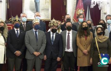 Una foto de familia en el salón de plenos del ayuntamiento tras el acto de traspaso de coronas