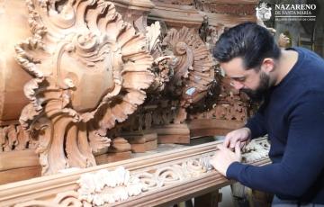 La cofradía del Nazareno conoce los avances en el tallado del nuevo paso de misterio.