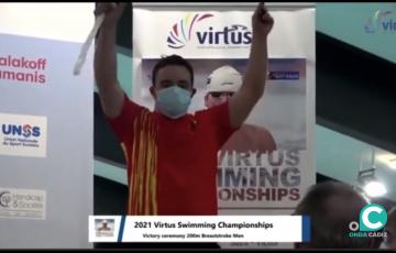 Antonio Olmo celebrando uno de los metales conseguidos en el mundial